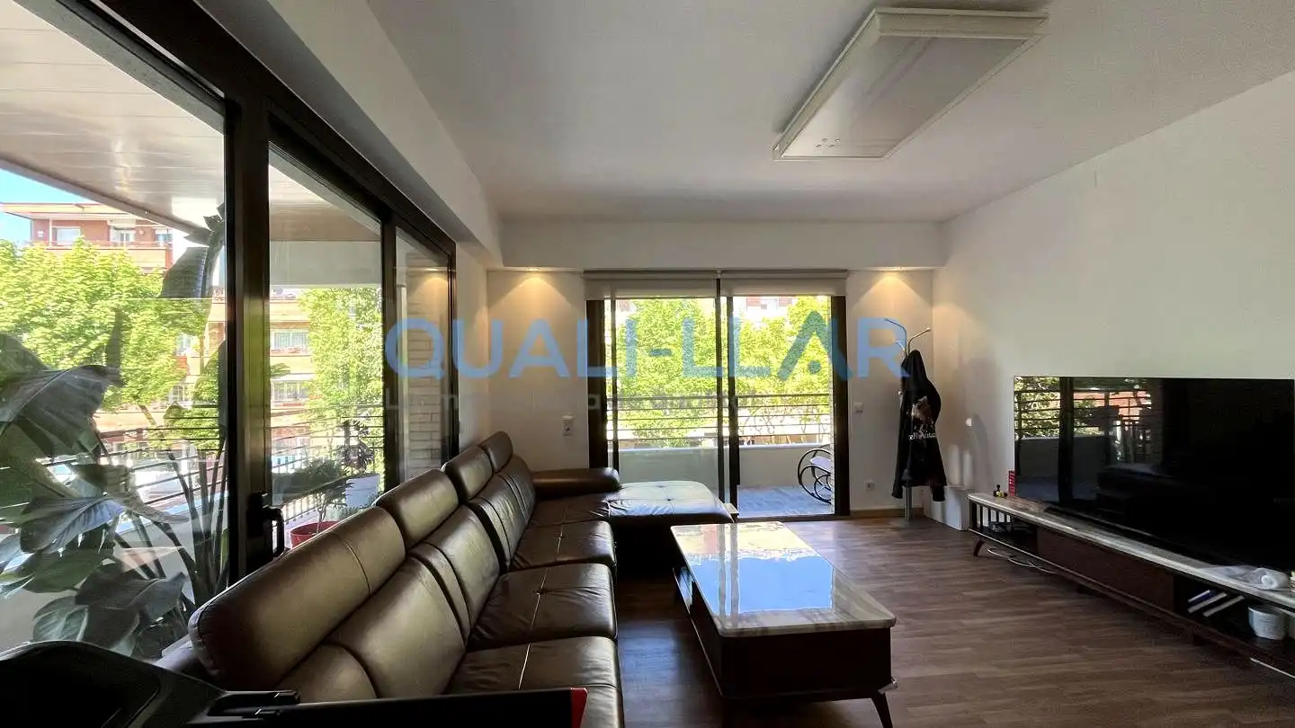 Sala d'estar de Pis en venda en Sant Feliu de Llobregat amb Aire condicionat, Jardí privat i Parquet