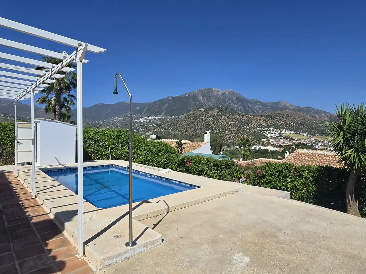 Vista exterior de Casa o xalet en venda en Viñuela amb Aire condicionat, Terrassa i Piscina