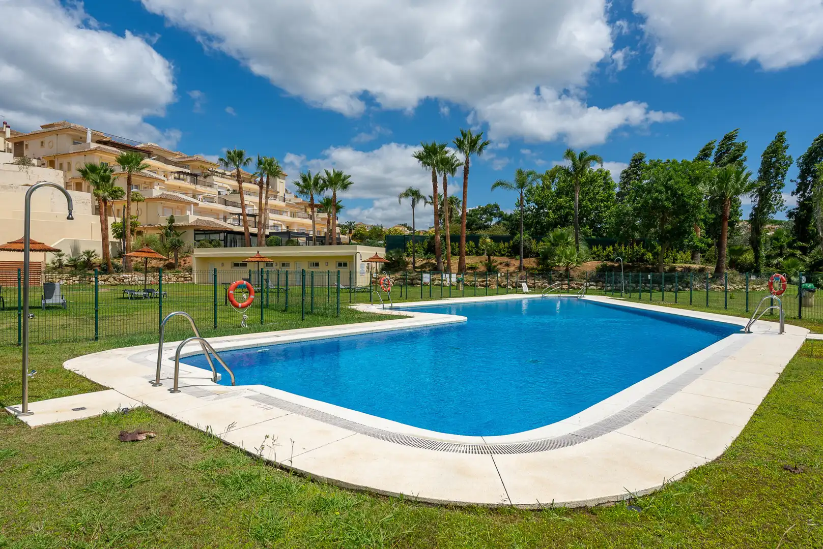Schwimmbecken von Erdgeschoss zum Verkauf in Sotogrande mit Klimaanlage, Privatgarten und Terrasse