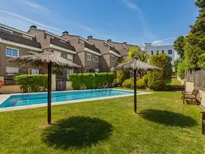 Vista exterior de Casa adosada en venta en Sant Cugat del Vallès con Aire acondicionado, Calefacción y Jardín privado