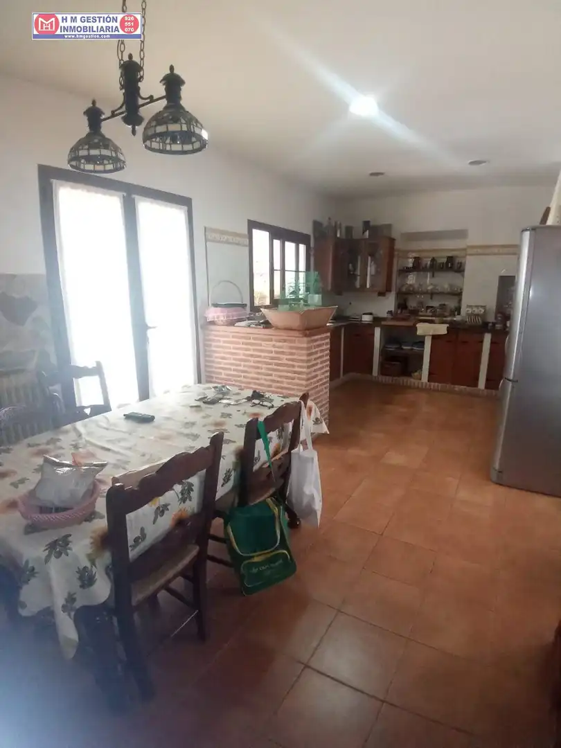 Cuina de Casa o xalet en venda en Arenales de San Gregorio amb Jardí privat, Terrassa i Moblat