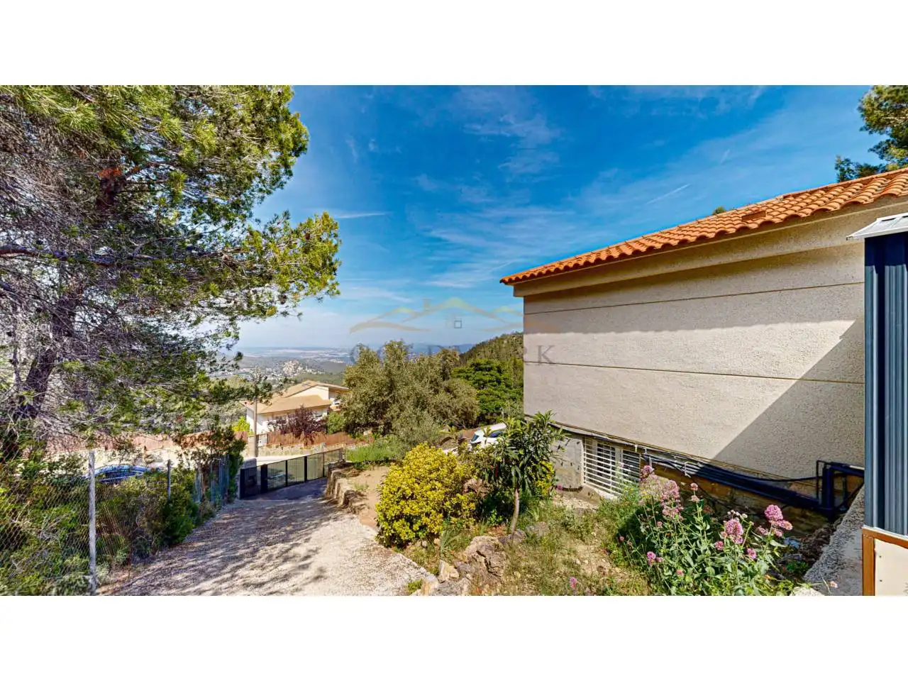 Vista exterior de Casa o xalet en venda en Corbera de Llobregat amb Aire condicionat, Jardí privat i Terrassa