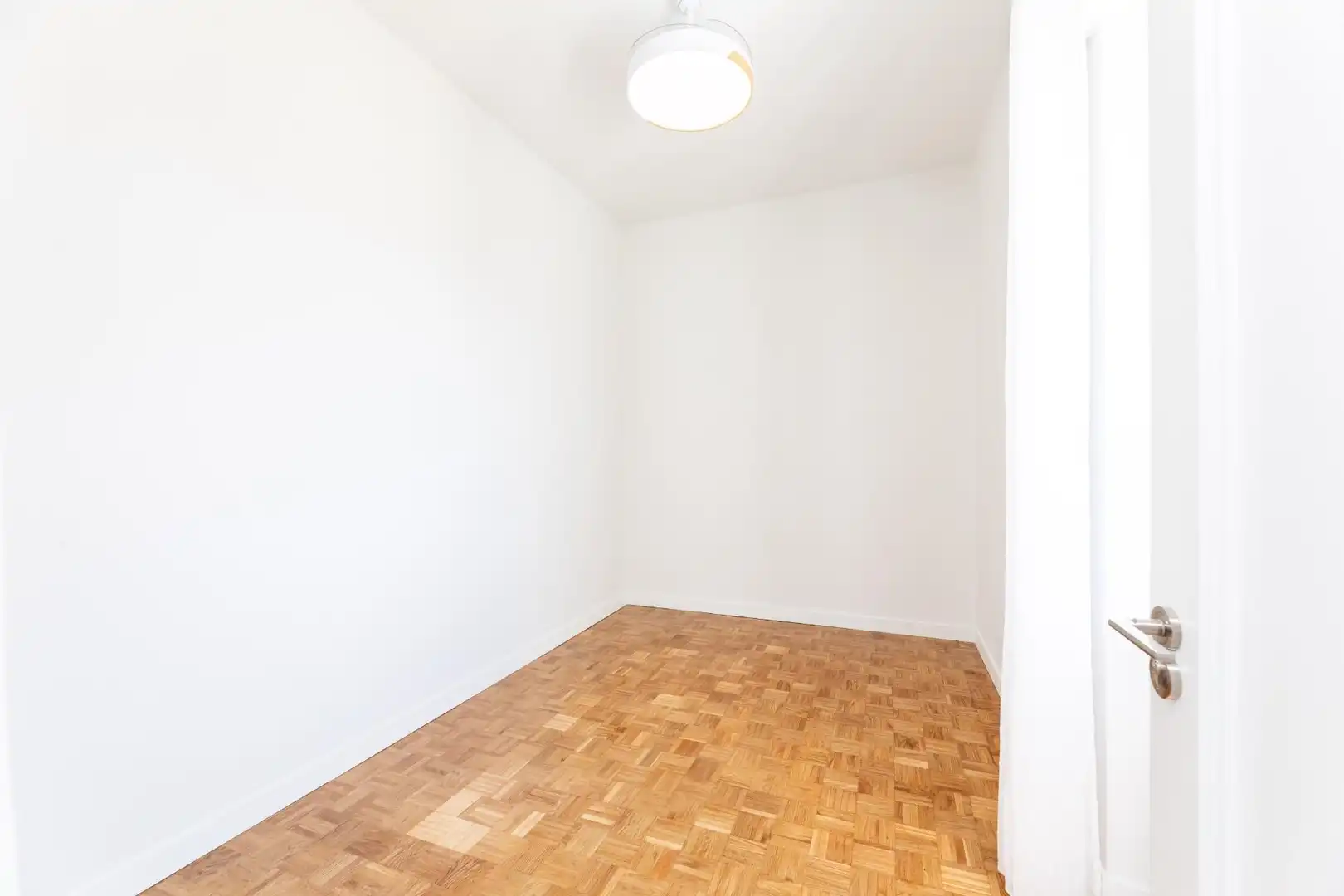 Schlafzimmer von Dachboden zur Miete in Madrid mit Klimaanlage, Heizung und Parkett