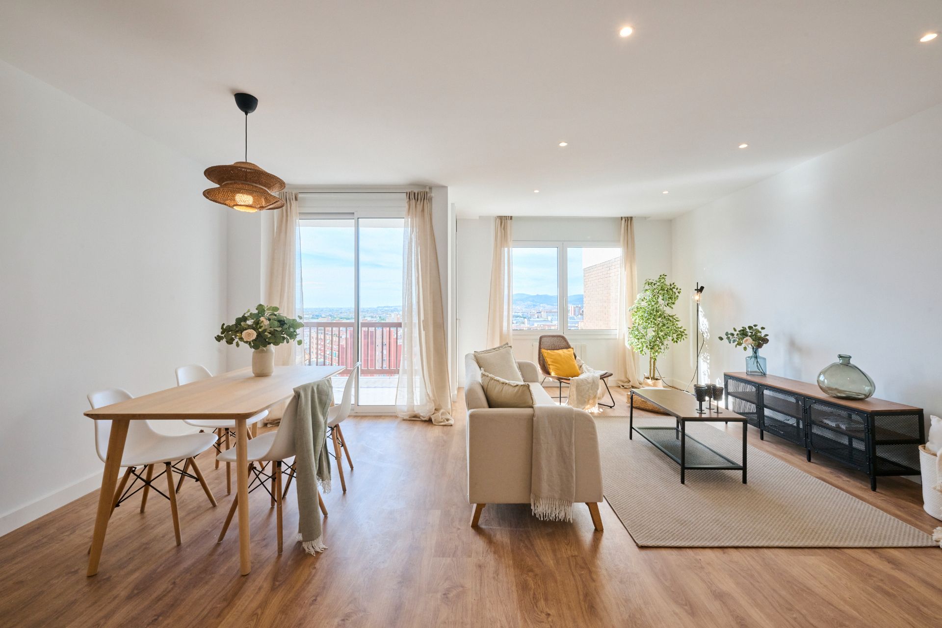 Sala de estar de Ático en venta en L'Hospitalet de Llobregat con Aire acondicionado, Calefacción y Parquet