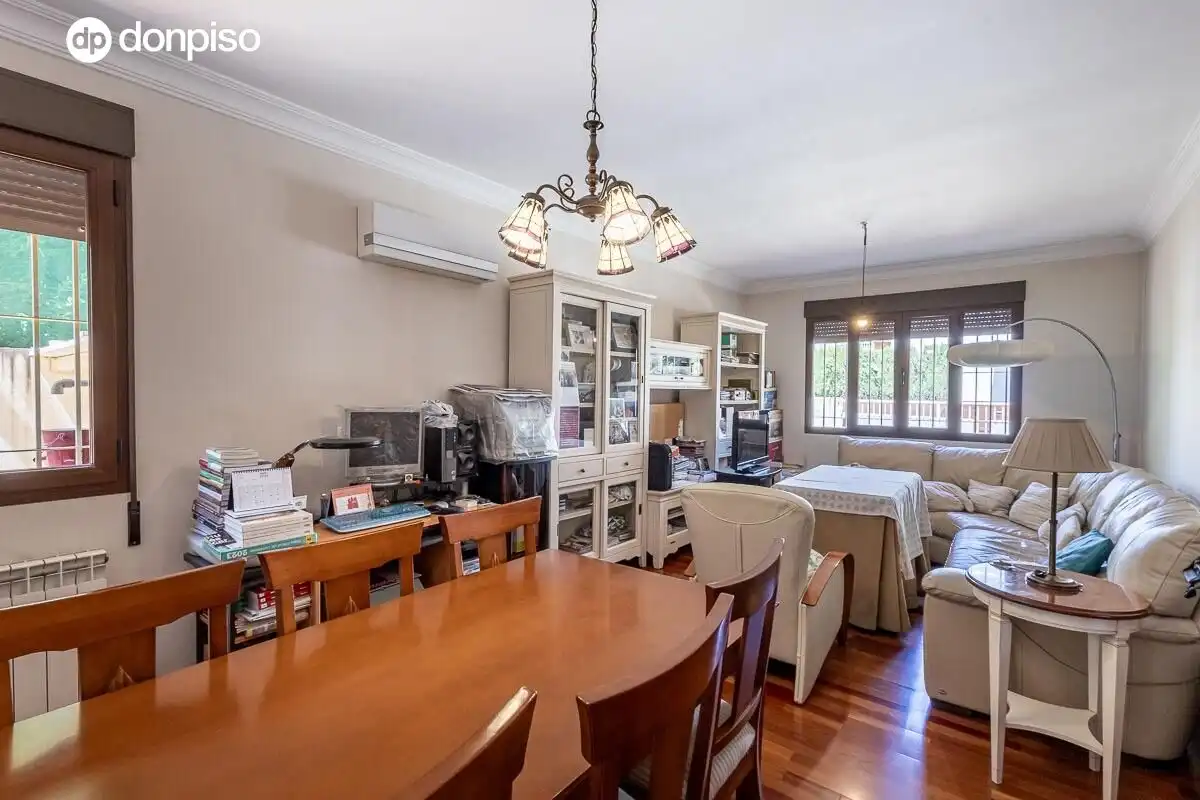 Sala de estar de Casa o chalet en venta en Granada con Aire acondicionado, Calefacción y Jardín privado