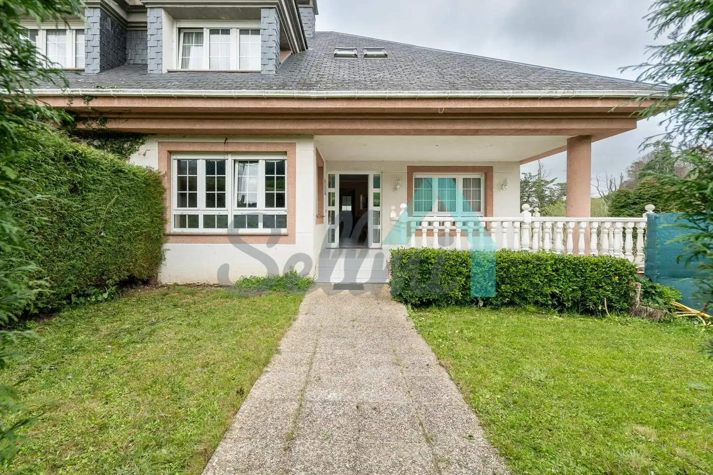 Vista exterior de Casa adosada en venta en El Franco  con Calefacción, Jardín privado y Parquet