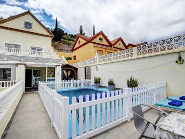Casa aparellada amb piscina en venda a Torrequebrada