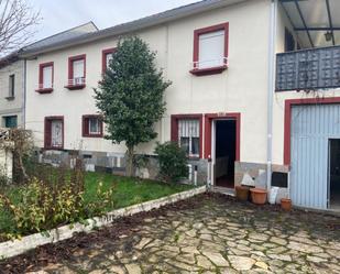 Vista exterior de Casa o xalet en venda en Fabero amb Calefacció, Terrassa i Piscina