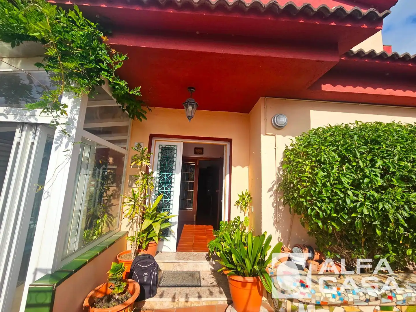 Vista exterior de Casa o xalet en venda en Pineda de Mar amb Aire condicionat, Calefacció i Jardí privat