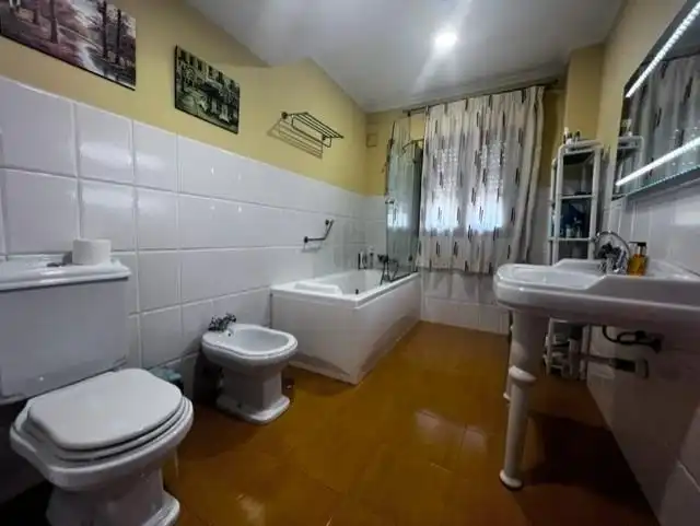 Bathroom of Houses for rent in Algeciras  with Air Conditioner, Heating and Alarm
