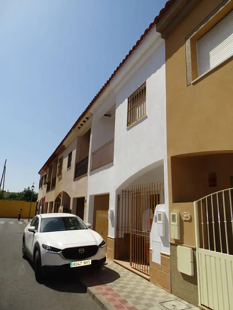 Vista exterior de Casa o xalet en venda en Utrera amb Calefacció, Terrassa i Traster