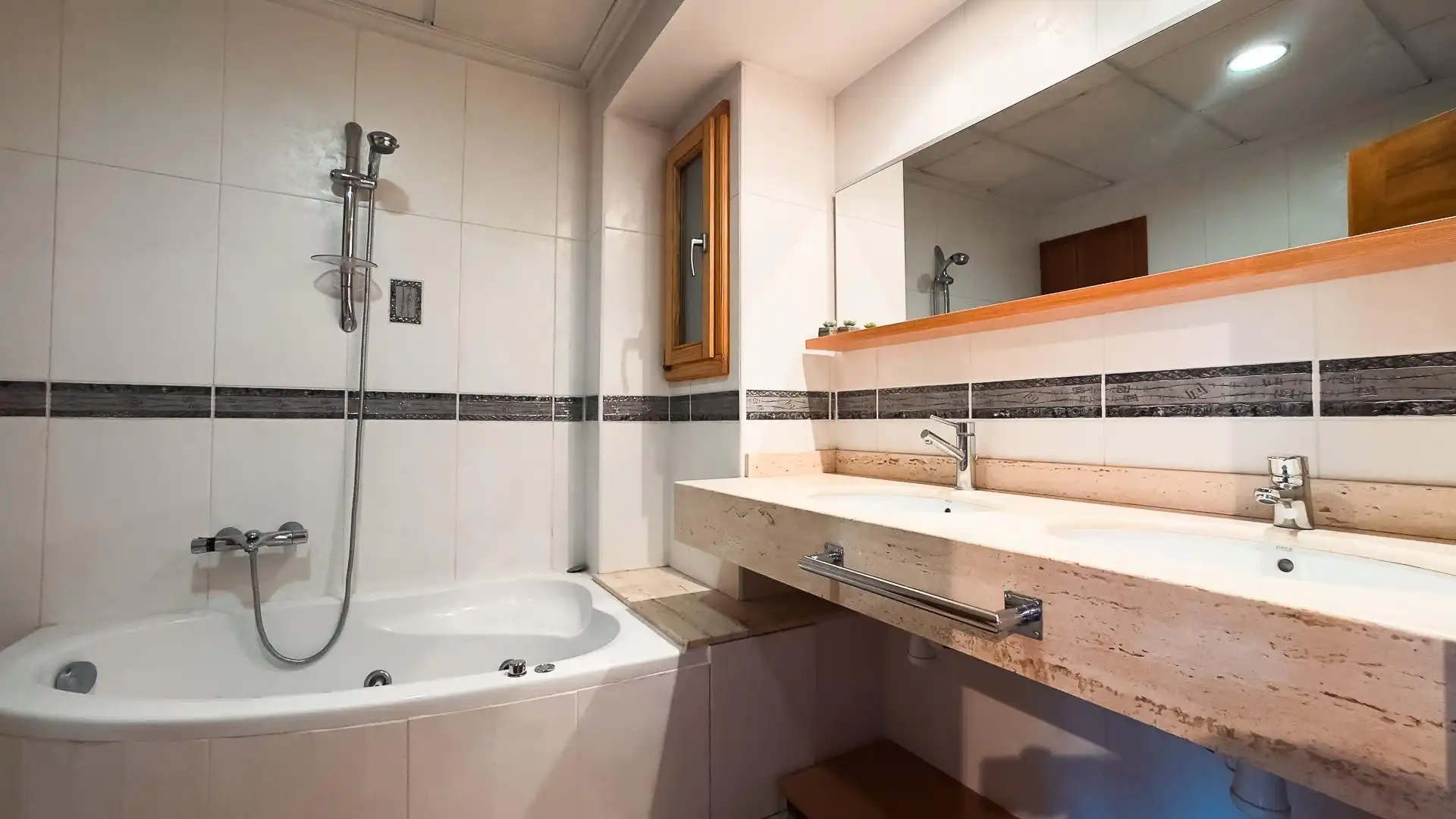 Bathroom of Flat for sale in Planes  with Air Conditioner, Furnished and Balcony