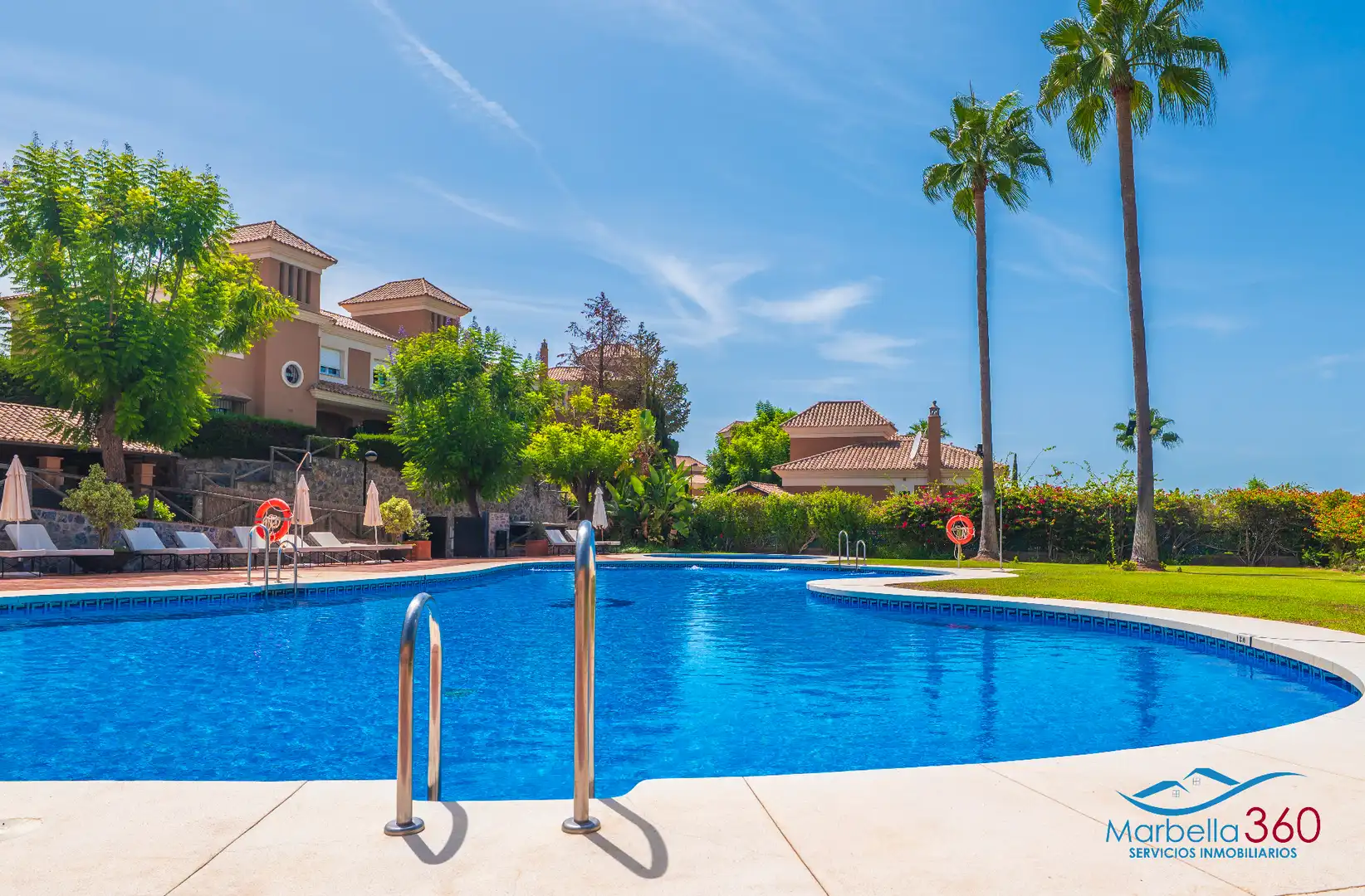 Piscina de Casa adosada en venta en Marbella con Aire acondicionado, Calefacción y Jardín privado