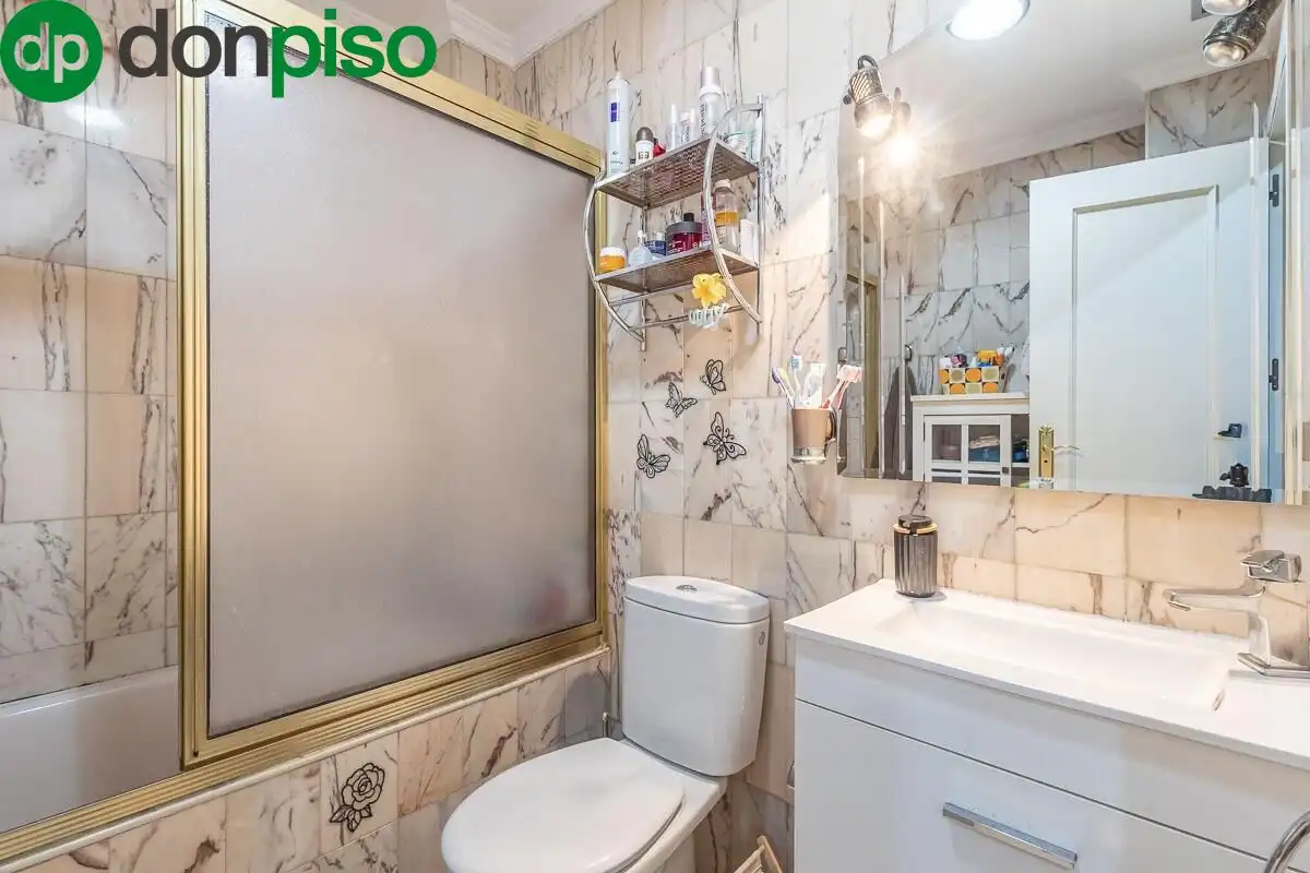 Badezimmer von Wohnung zum Verkauf in Granada mit Klimaanlage und Terrasse