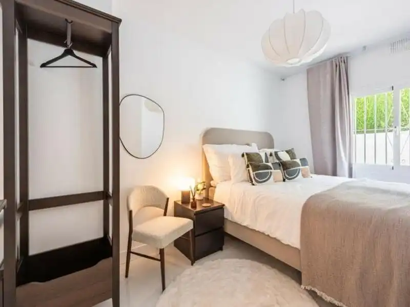 Habitación de Planta baja en venta en Marbella con Aire acondicionado, Terraza y Piscina