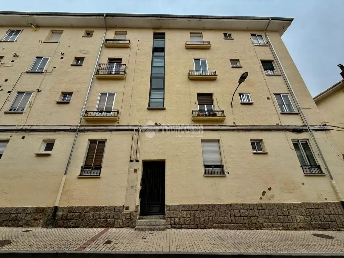 Vista exterior de Pis en venda en Ávila amb Calefacció i Parquet