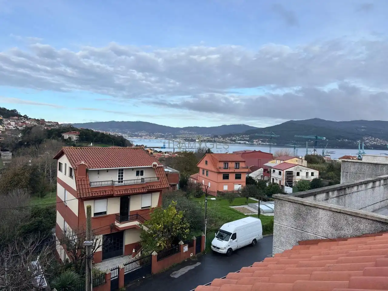Vista exterior de Casa adosada en venta en Vigo  con Calefacción, Jardín privado y Terraza