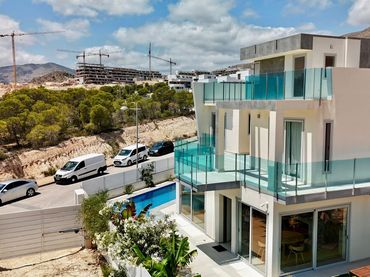 Villa con piscina in vendita a Calle EQUADOR 17