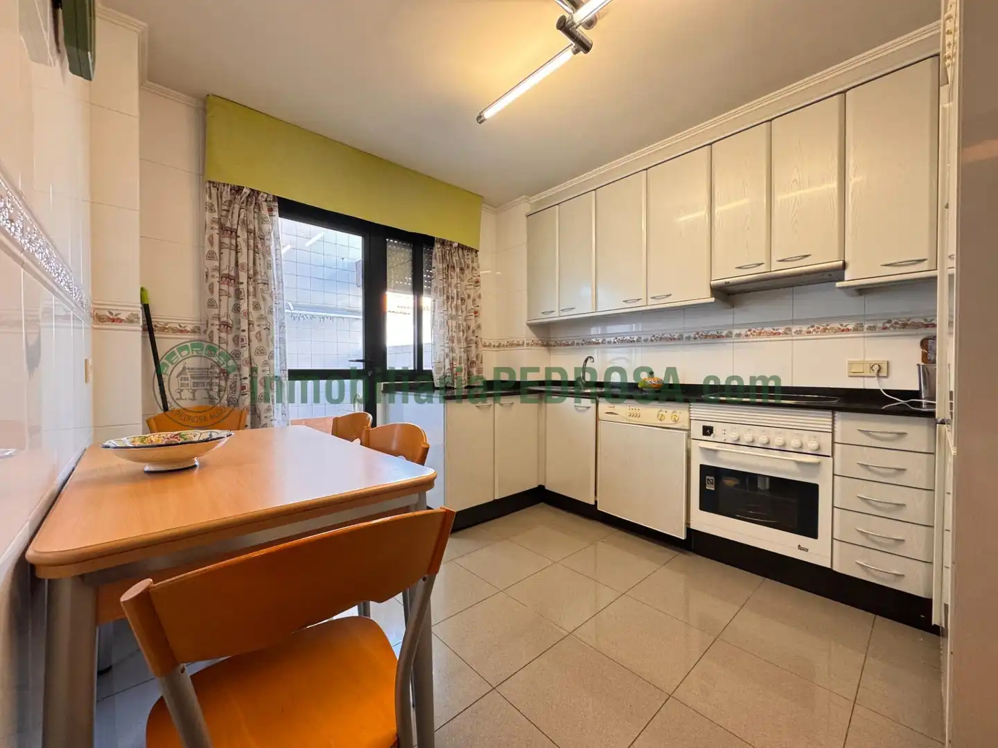 Cocina de Piso en venta en Pontevedra Capital  con Calefacción, Terraza y Trastero