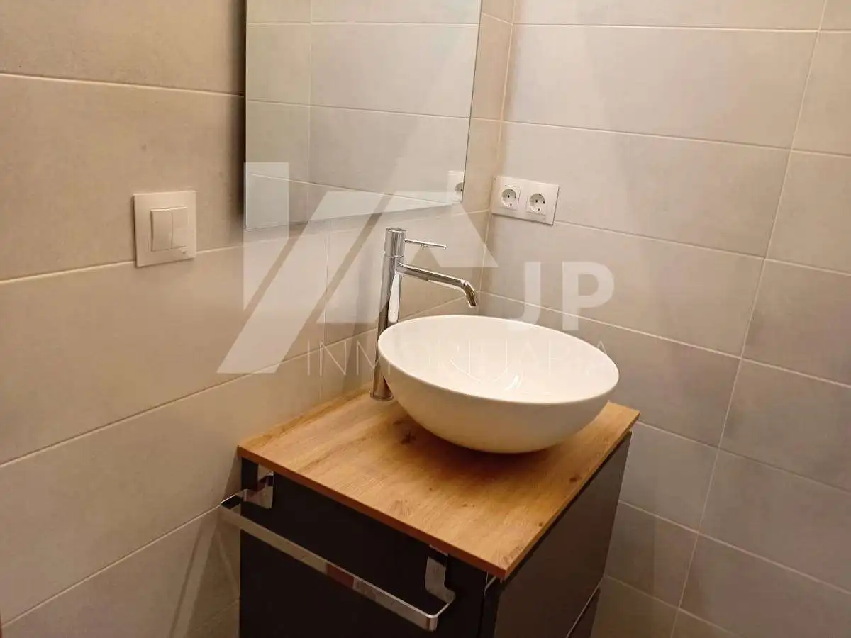 Bathroom of Flat for rent in Granada  with Air Conditioner, Heating and Parquet flooring