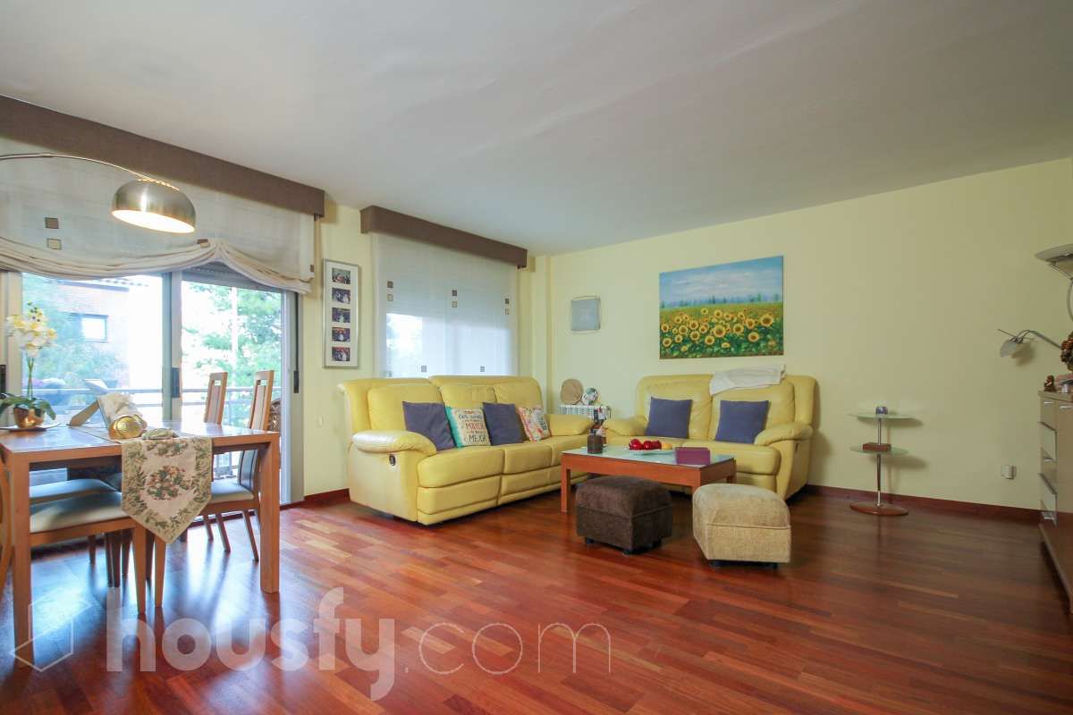 Sala d'estar de Casa adosada en venda en Sant Andreu de la Barca amb Aire condicionat, Calefacció i Terrassa