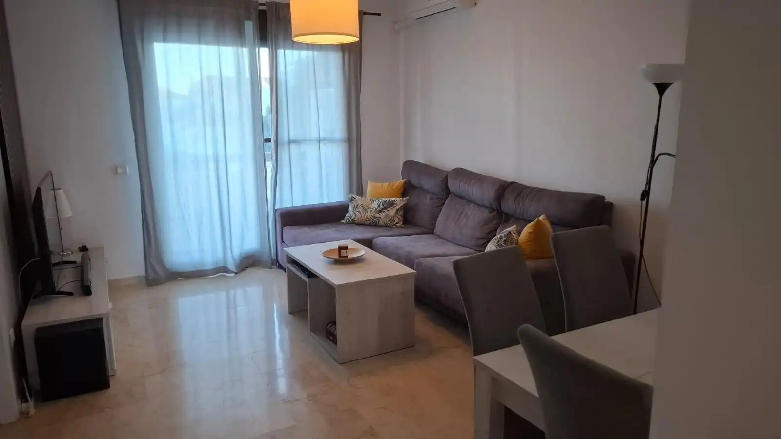 Sala d'estar de Apartament de lloguer en Mijas amb Aire condicionat, Calefacció i Terrassa