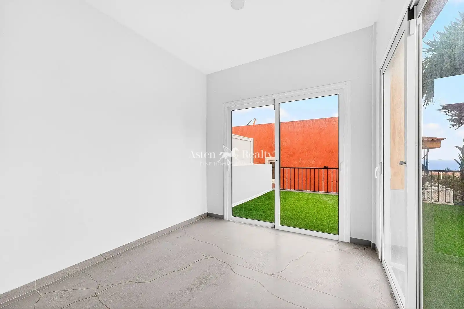 Dormitori de Apartament en venda en Adeje amb Terrassa, Piscina i Piscina comunitària