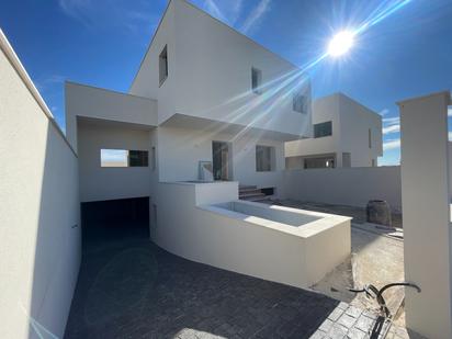 Vista exterior de Casa o xalet en venda en Esquivias amb Aire condicionat i Terrassa