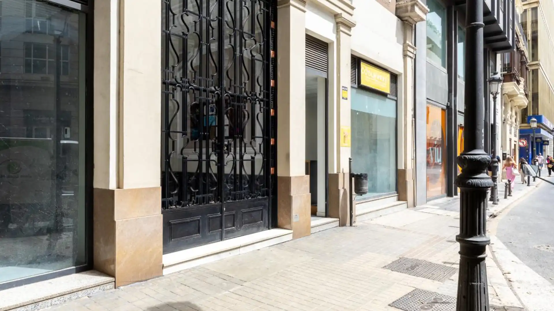 Vista exterior de Local de alquiler en  Valencia Capital con Aire acondicionado, Calefacción y Alarma