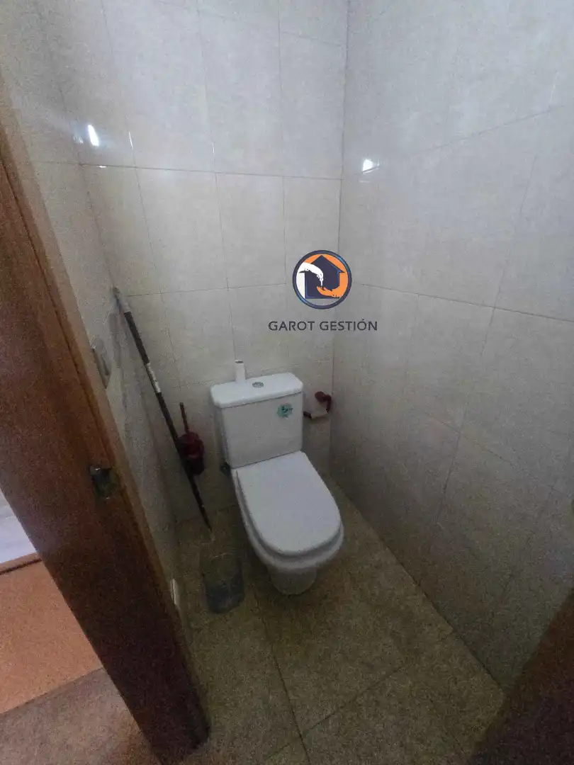Bany de Local en venda en Alcorcón amb Aire condicionat, Calefacció i Parquet