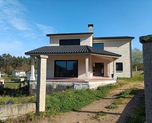 Vista exterior de Casa o xalet en venda en Cangas  amb Aire condicionat, Calefacció i Jardí privat