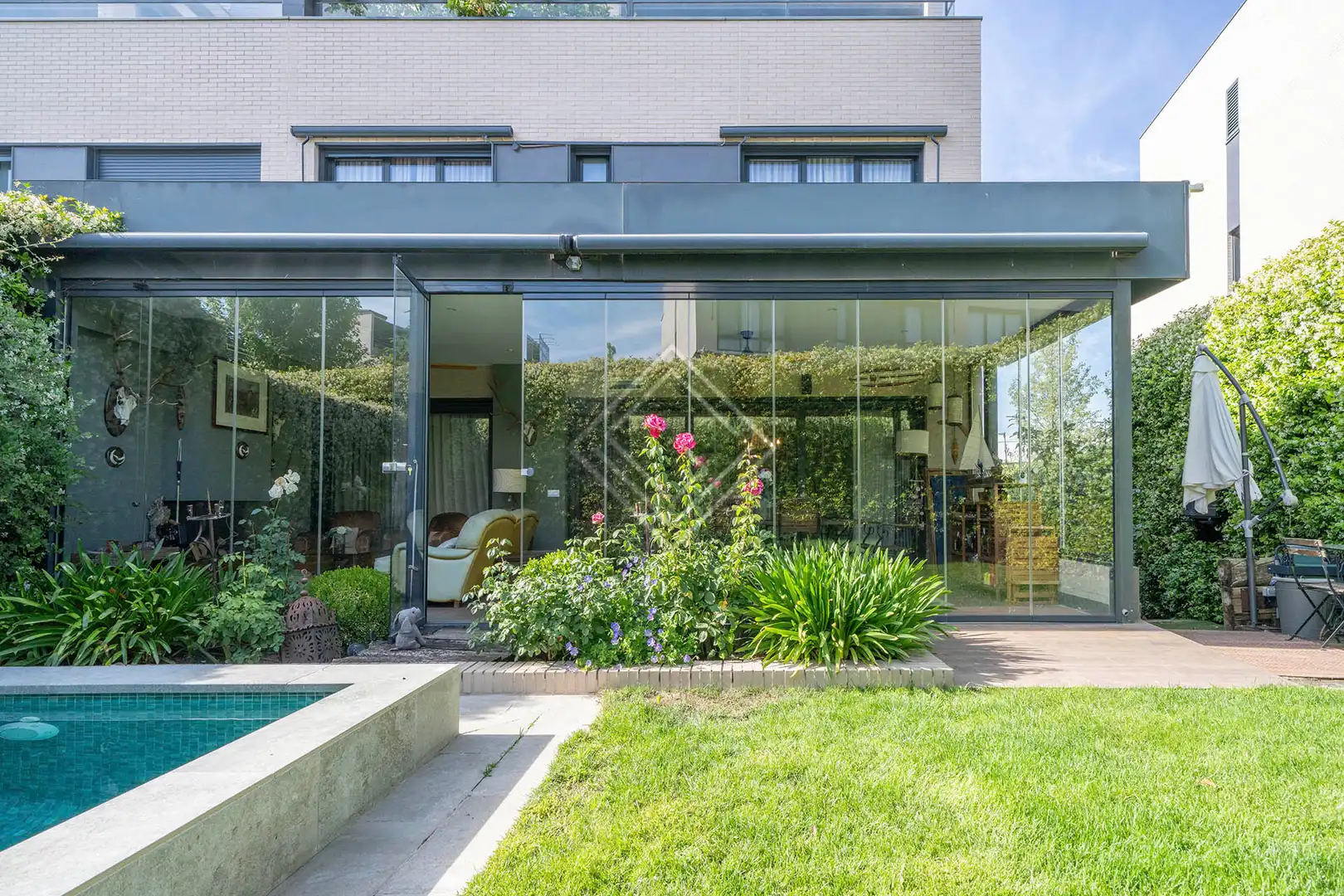 Terrasse von Einfamilien-Reihenhaus zum Verkauf in Madrid mit Klimaanlage, Heizung und Privatgarten