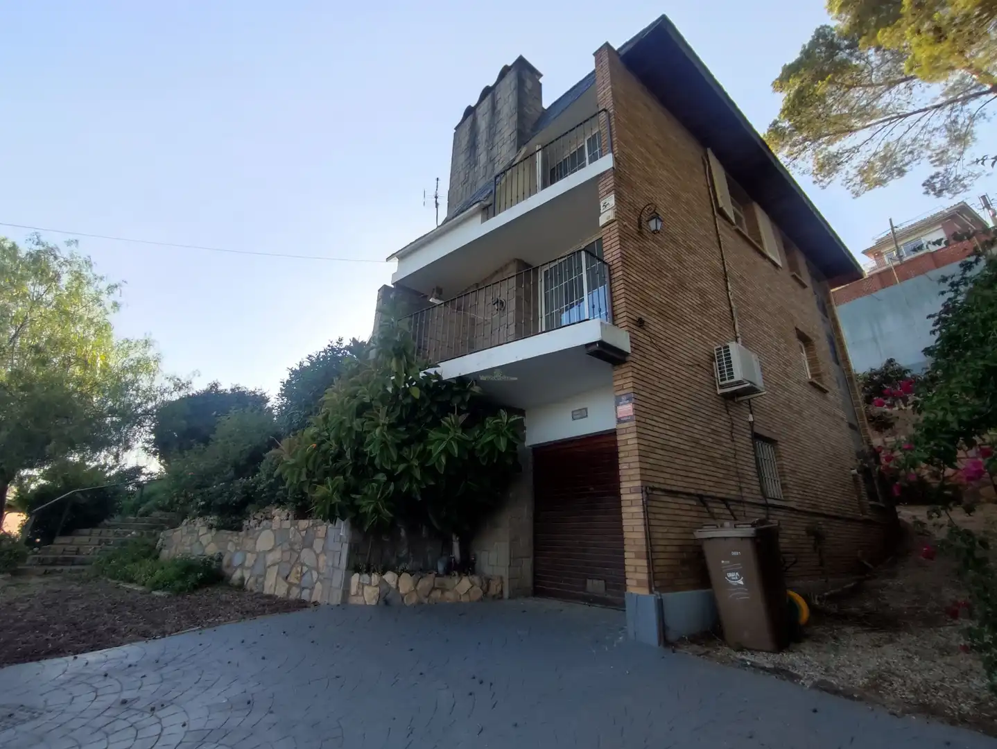 Vista exterior de Casa o xalet en venda en Pallejà amb Aire condicionat, Calefacció i Jardí privat