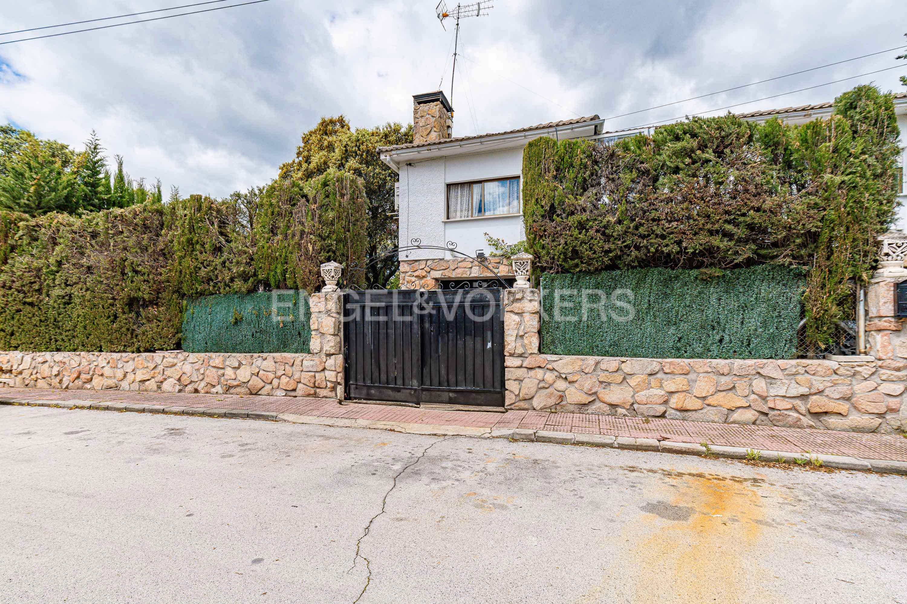 Exterior view of House or chalet for sale in Navalagamella  with Air Conditioner, Heating and Private garden