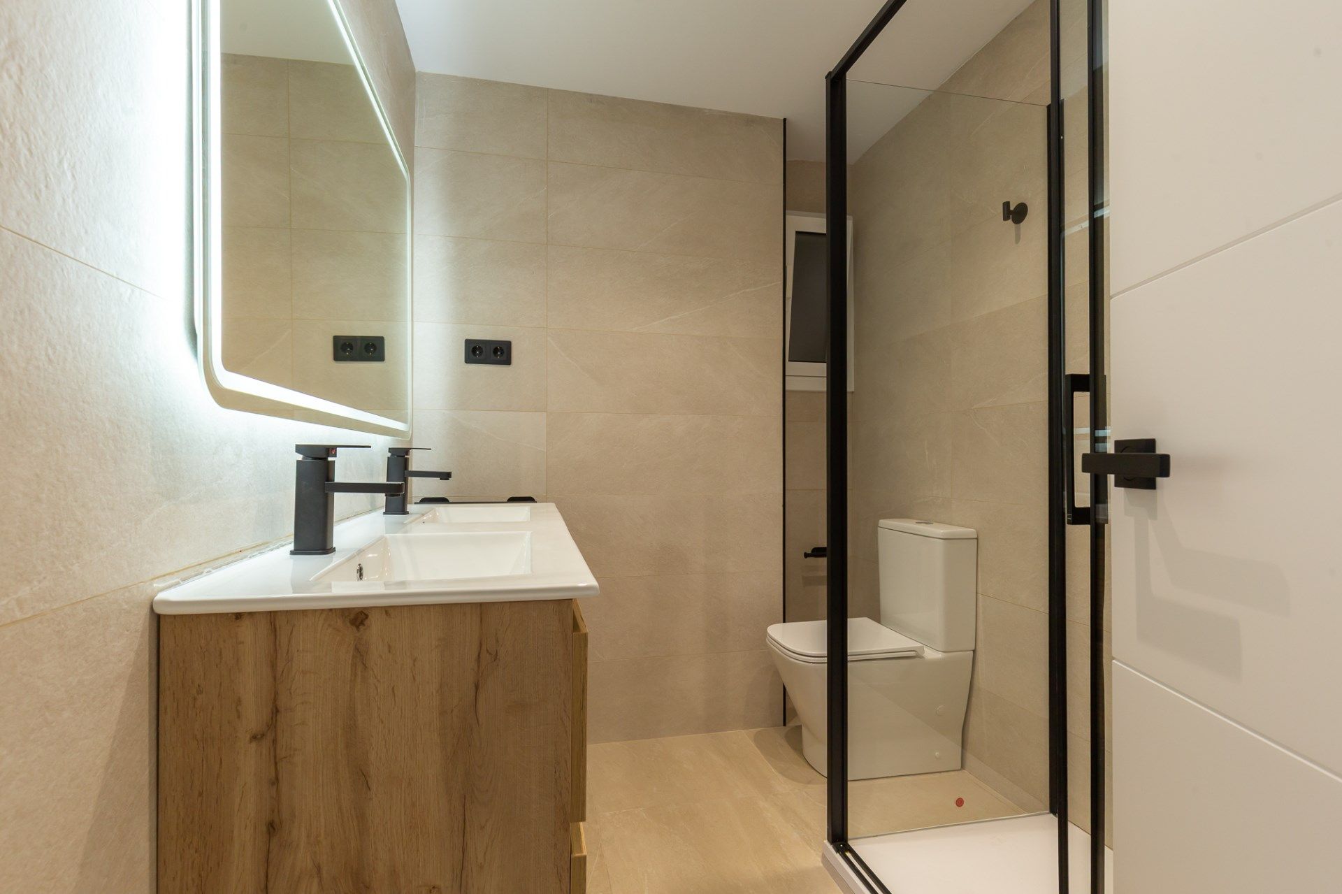 Bany de Pis en venda en  Barcelona Capital amb Aire condicionat, Calefacció i Balcó