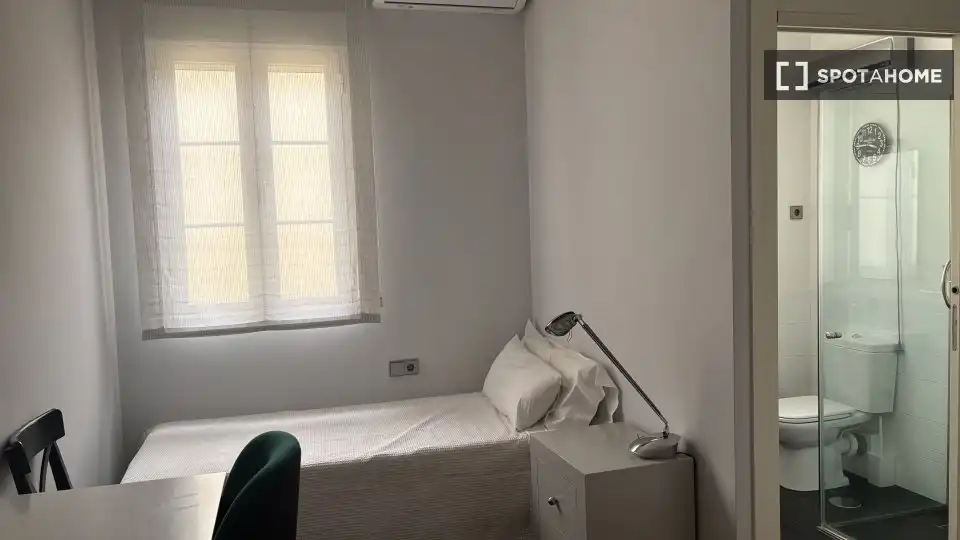Bedroom of Flat for share in Barrio de Salamanca