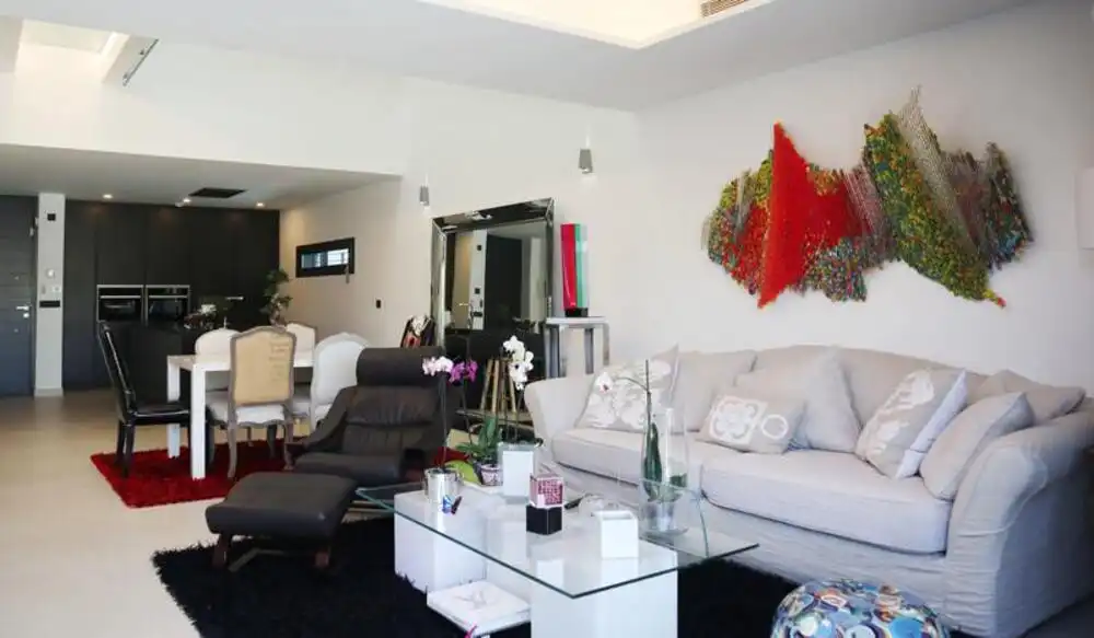 Sala d'estar de Casa adosada de lloguer en Estepona amb Aire condicionat, Jardí privat i Terrassa