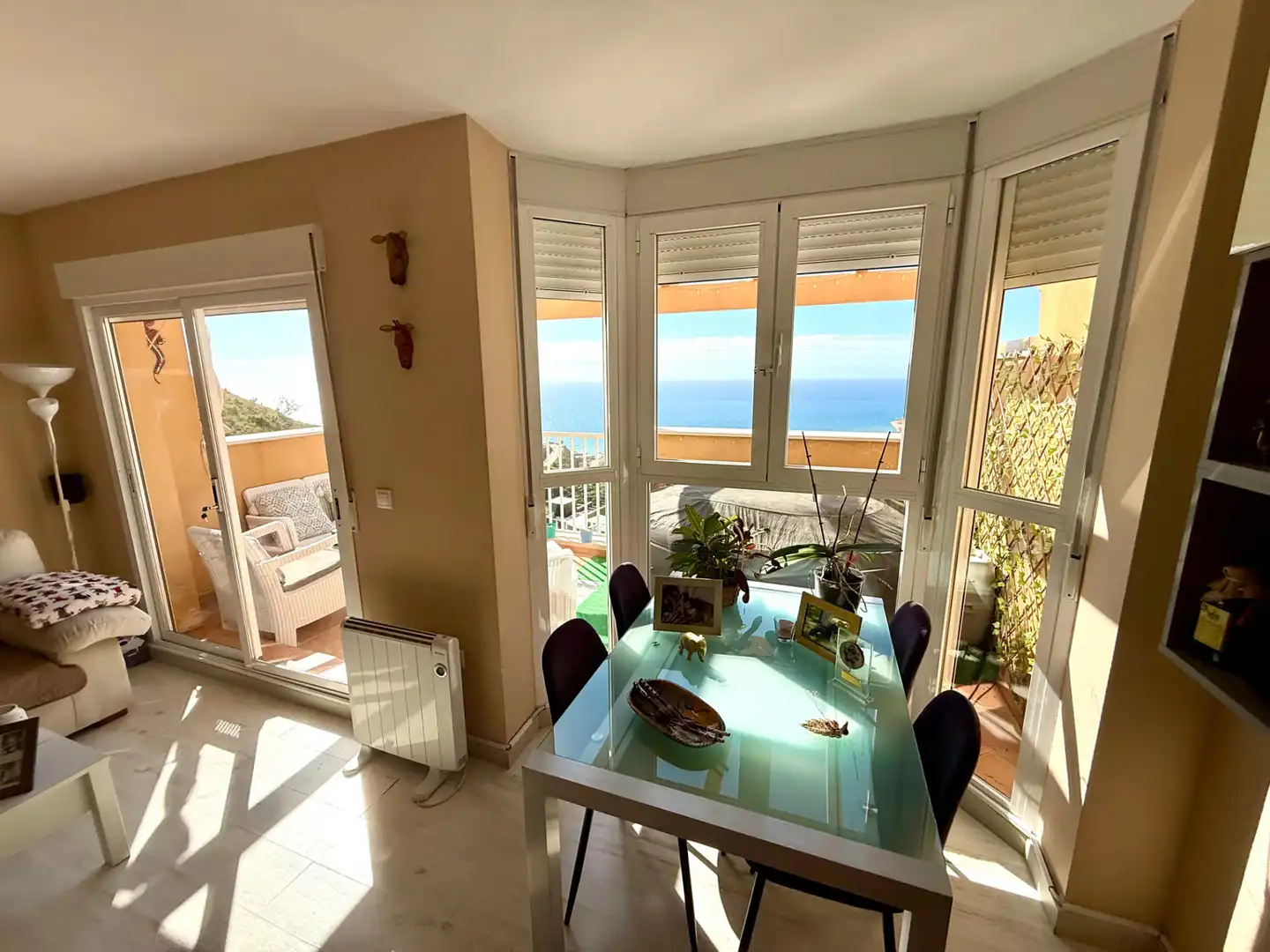 Menjador de Casa adosada en venda en Torrox amb Aire condicionat, Calefacció i Jardí privat