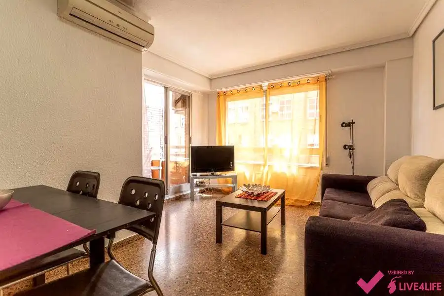 Sala d'estar de Pis de lloguer en Valencia amb Aire condicionat, Terrassa i Moblat