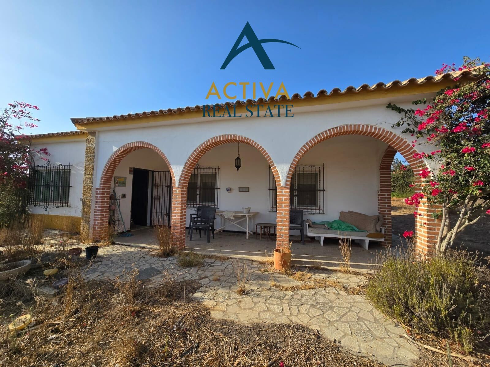 Vista exterior de Casa o xalet en venda en Chiclana de la Frontera amb Jardí privat, Terrassa i Traster