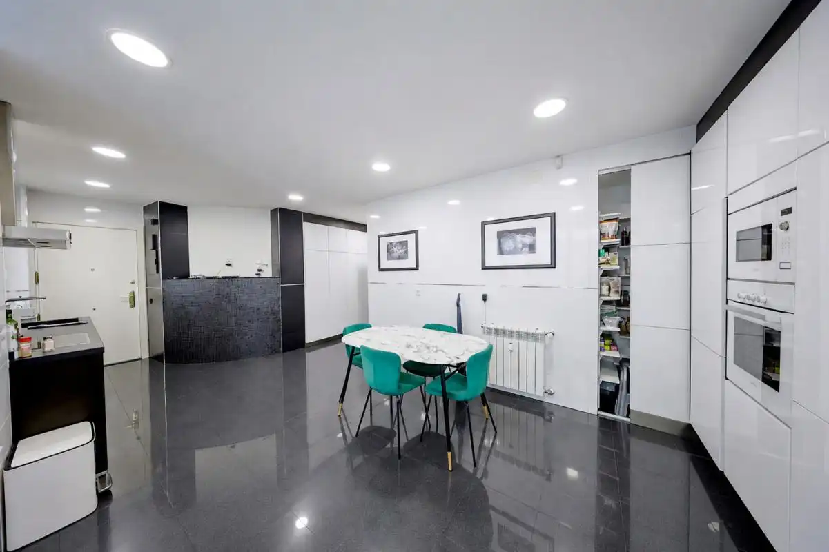 Küche von Wohnung zum Verkauf in Madrid mit Klimaanlage, Heizung und Privatgarten