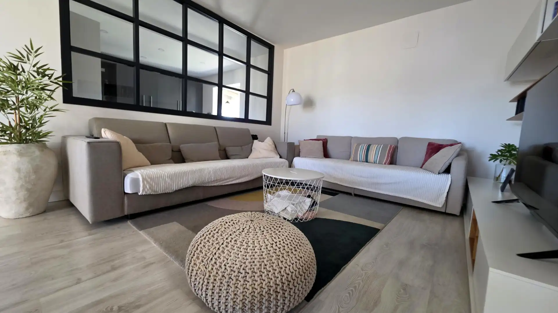 Sala d'estar de Casa o xalet en venda en Chiclana de la Frontera amb Aire condicionat, Jardí privat i Terrassa