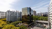 Vista exterior de Àtic en venda en  Barcelona Capital amb Aire condicionat, Terrassa i Piscina