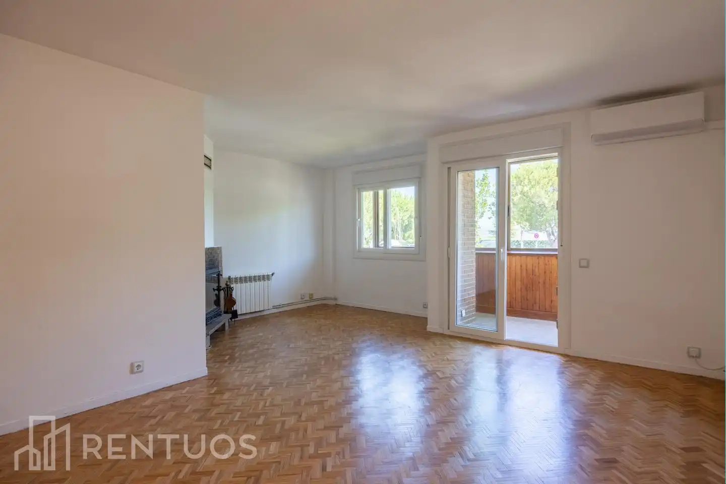 Living room of Flat for rent in Majadahonda  with Air Conditioner, Heating and Parquet flooring