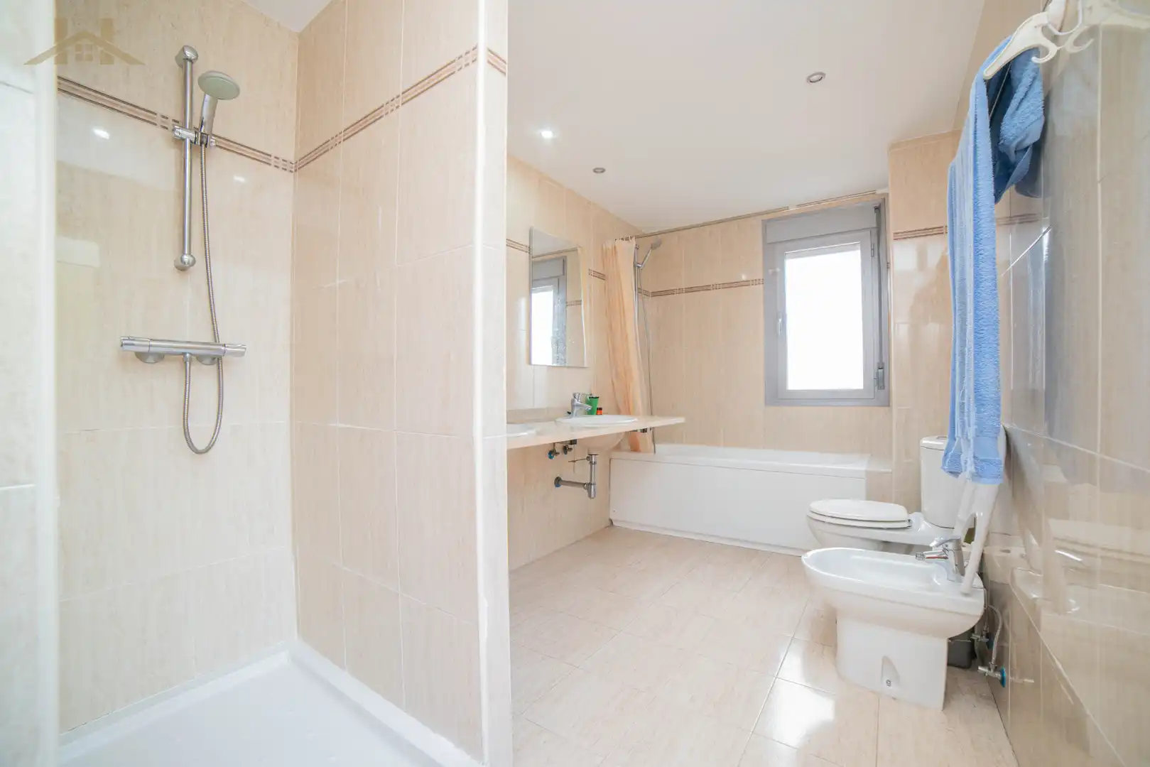 Baño de Casa o chalet en venta en Arroyomolinos (Madrid) con Aire acondicionado, Calefacción y Jardín privado