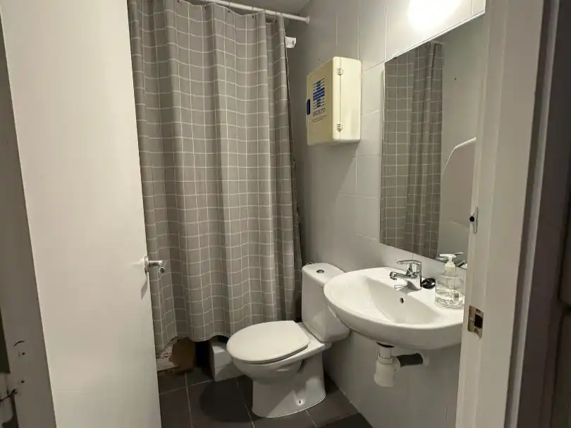 Baño de Local en venta en Barcelona con Aire acondicionado, Calefacción y Internet
