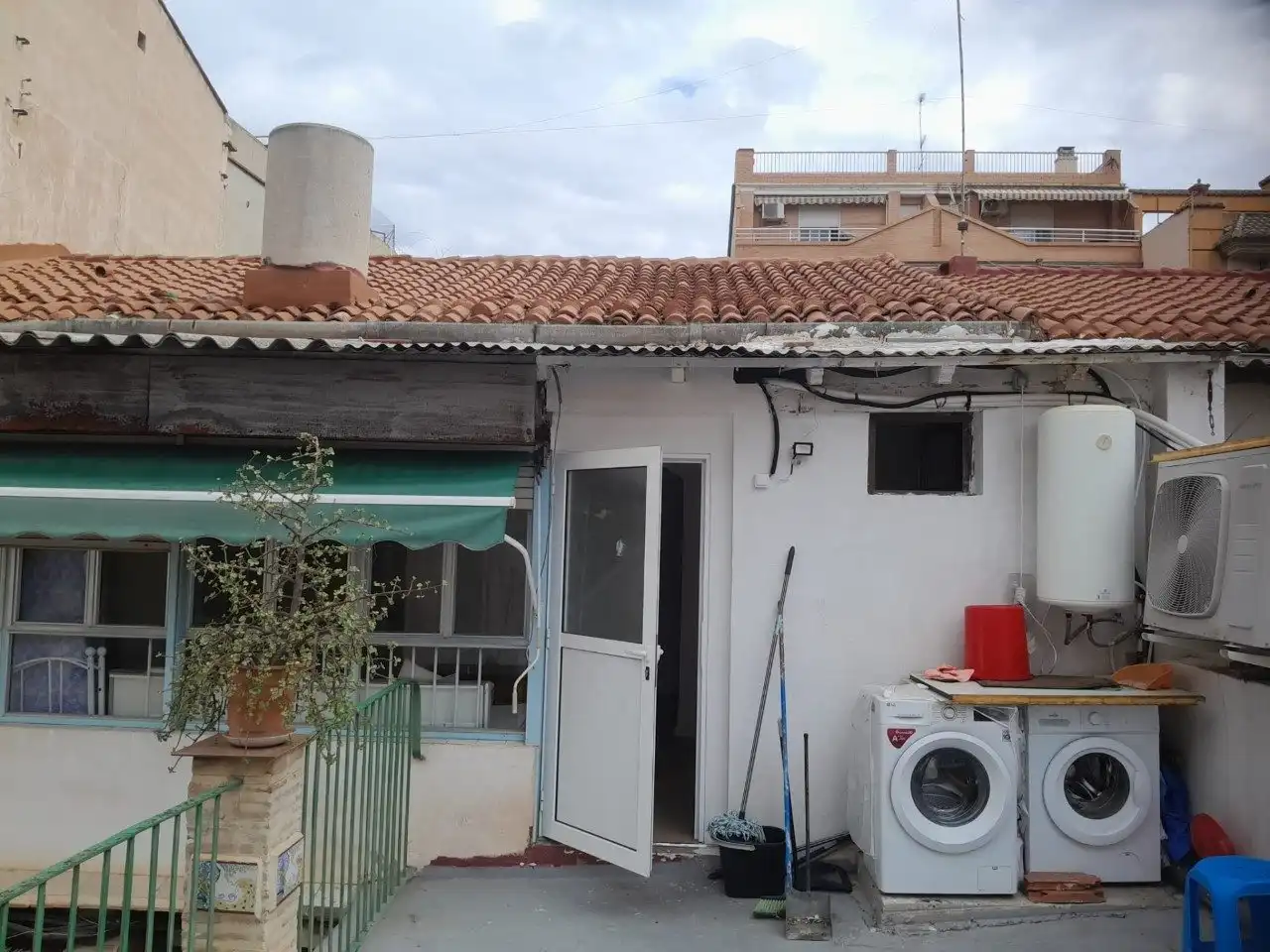 Vista exterior de Piso en venta en Burjassot con Aire acondicionado, Calefacción y Jardín privado