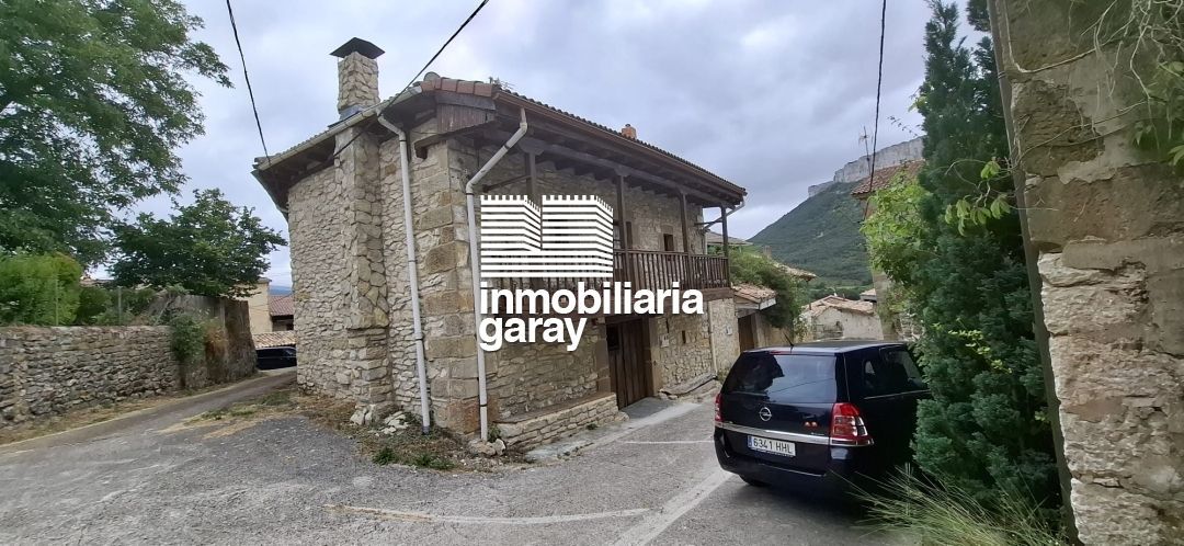 Vista exterior de Casa o xalet en venda en Merindad de Sotoscueva amb Calefacció, Moblat i Balcó