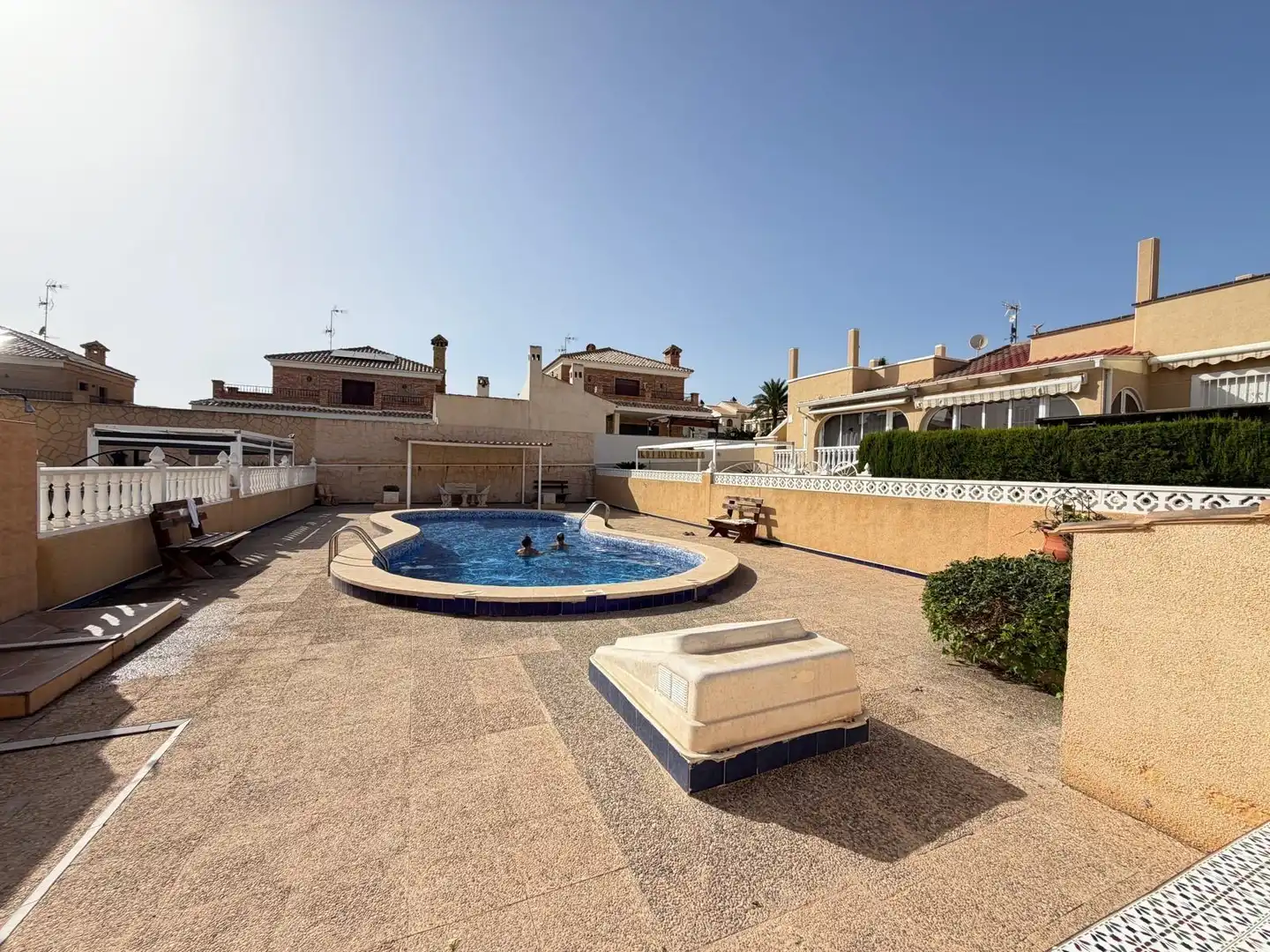 Piscina de Casa adosada en venda en Torrevieja amb Aire condicionat, Calefacció i Jardí privat