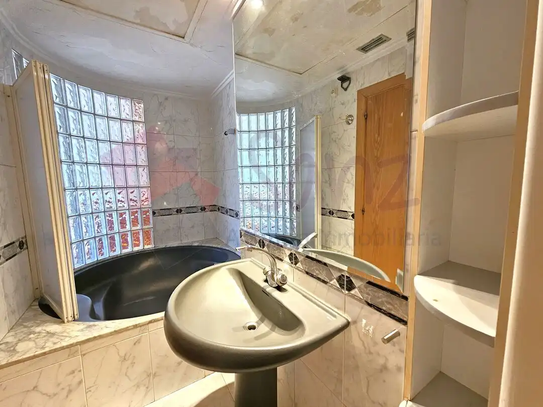 Bathroom of Flat for sale in  Logroño  with Air Conditioner and Heating